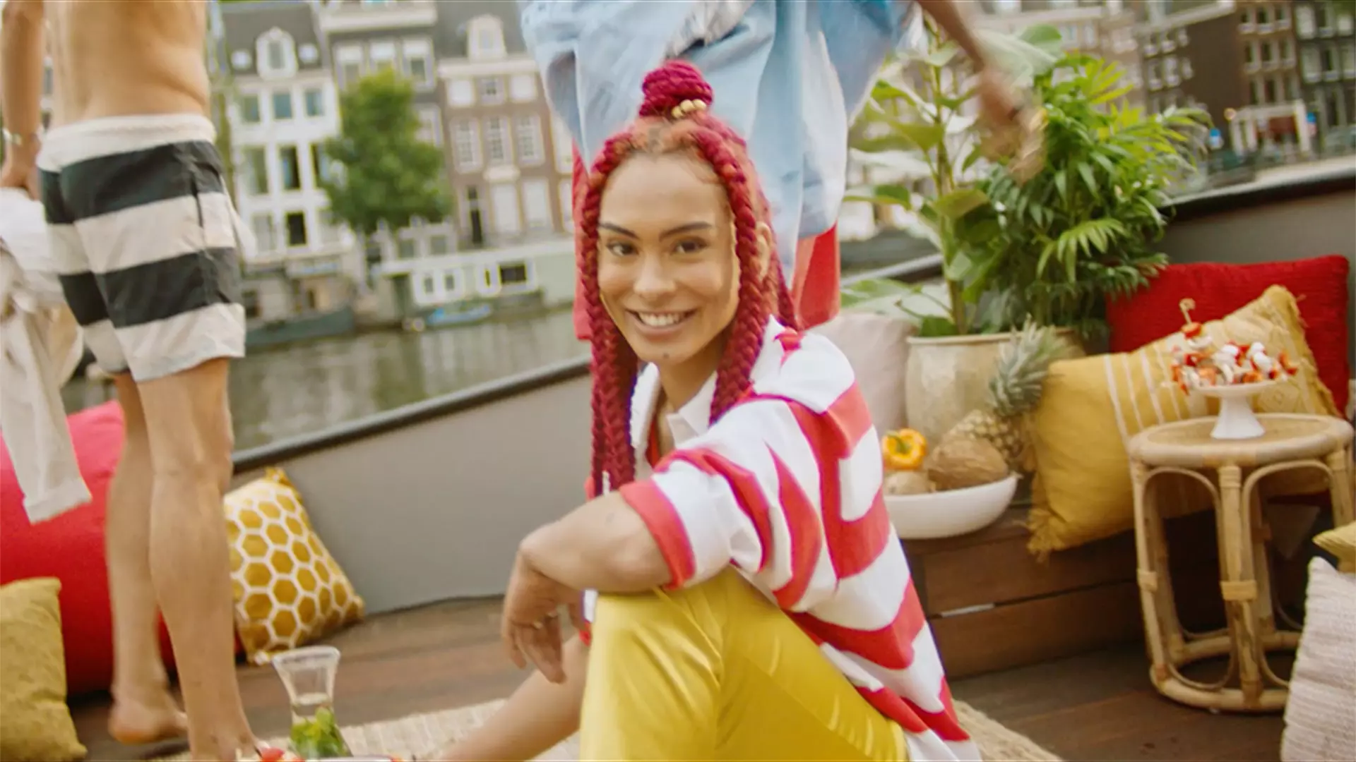 Mulher sorrindo em comercial Amstel 