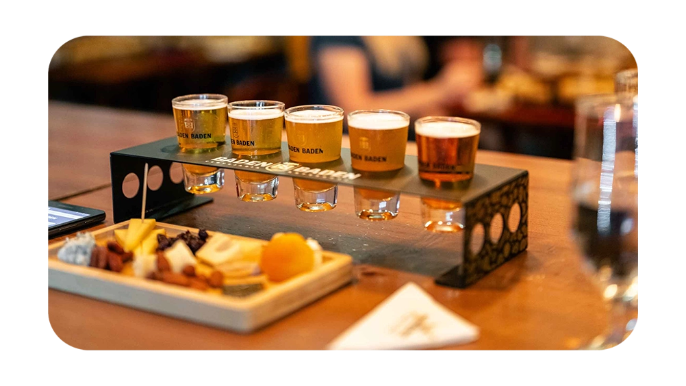 Degustação de cervejas artesanais, acompanhadas de uma tábua de queijos e petiscos. Experimente sabores únicos!