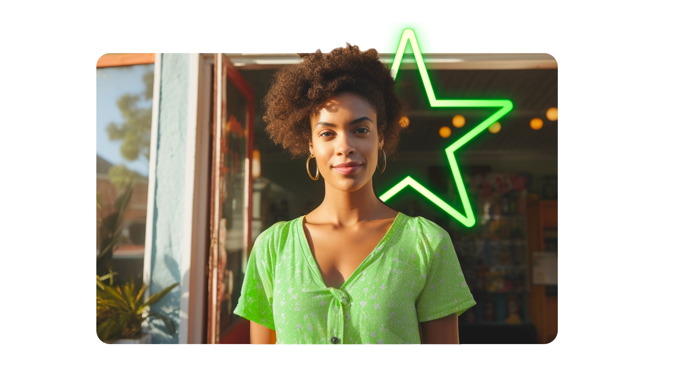 Mulher sorridente em um ambiente externo, usando blusa verde vibrante, com neon em forma de estrela ao fundo. Estilo moderno e descontraído.