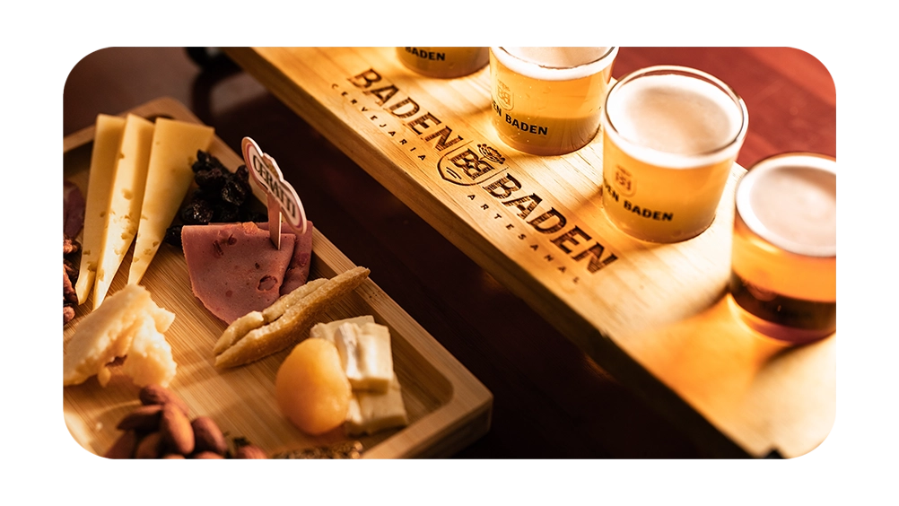 Experimente a harmonização perfeita de cervejas artesanais da Baden com uma seleção de queijos e frios em uma tábua gourmet.