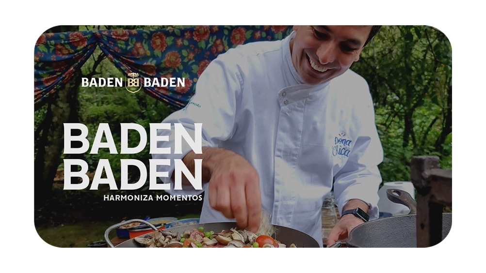 Chef preparando pratos ao ar livre com ingredientes frescos, promovendo momentos de sabor com a marca Baden Baden.