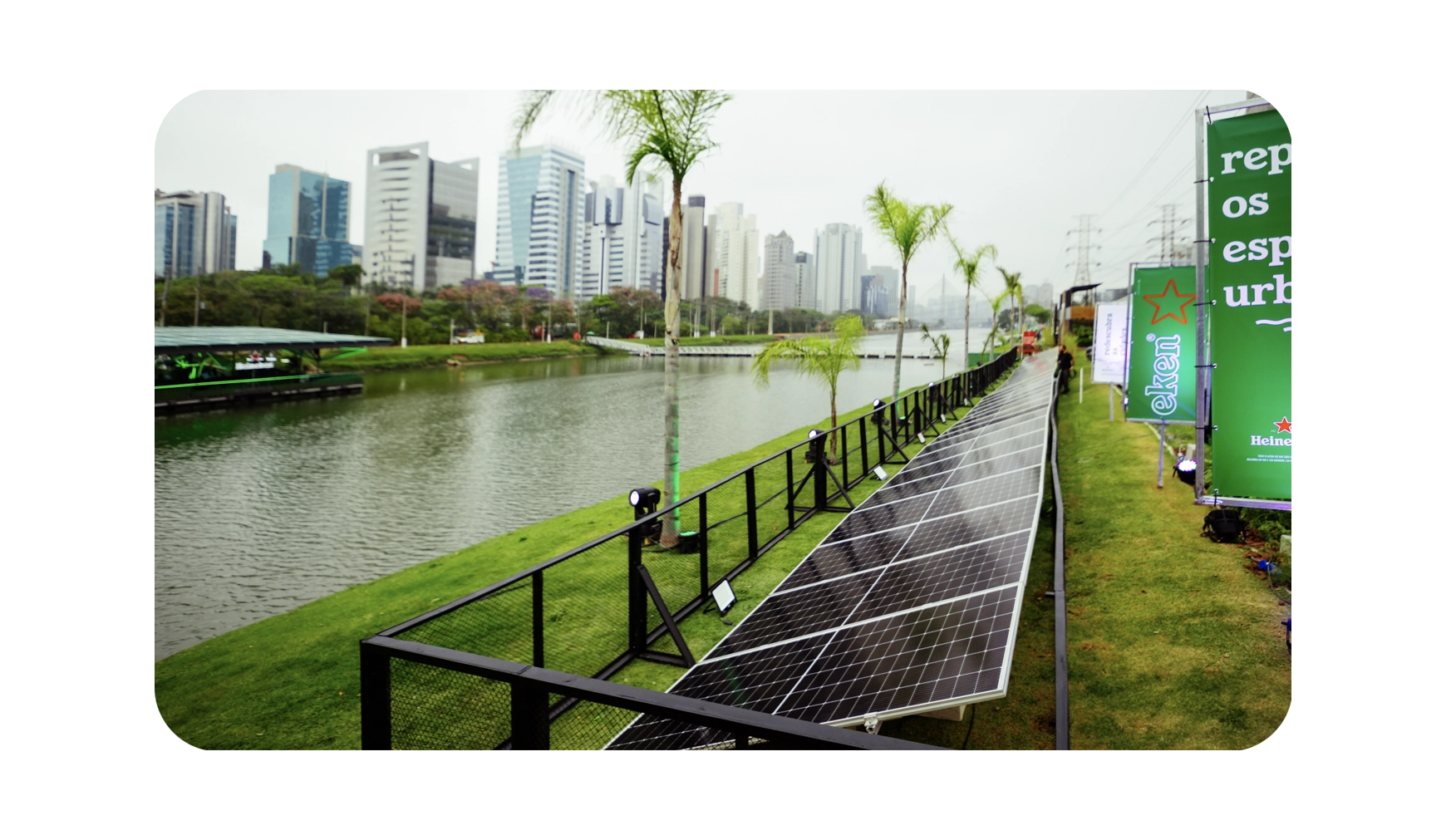 Espaço urbano sustentável com painéis solares à beira de um rio, enaltecendo a importância de energia renovável nas cidades modernas.