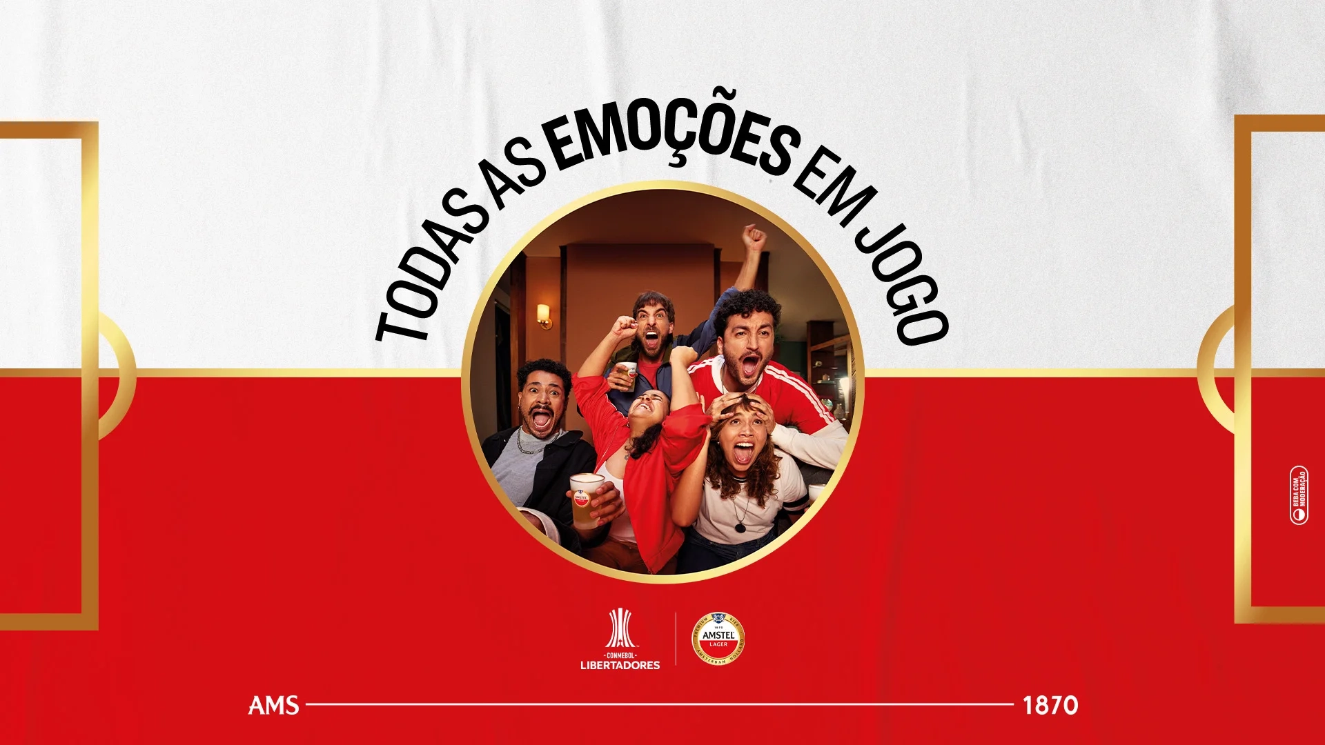 Banner ilustração campo de futebol Amstel com foto de grupo torcendo