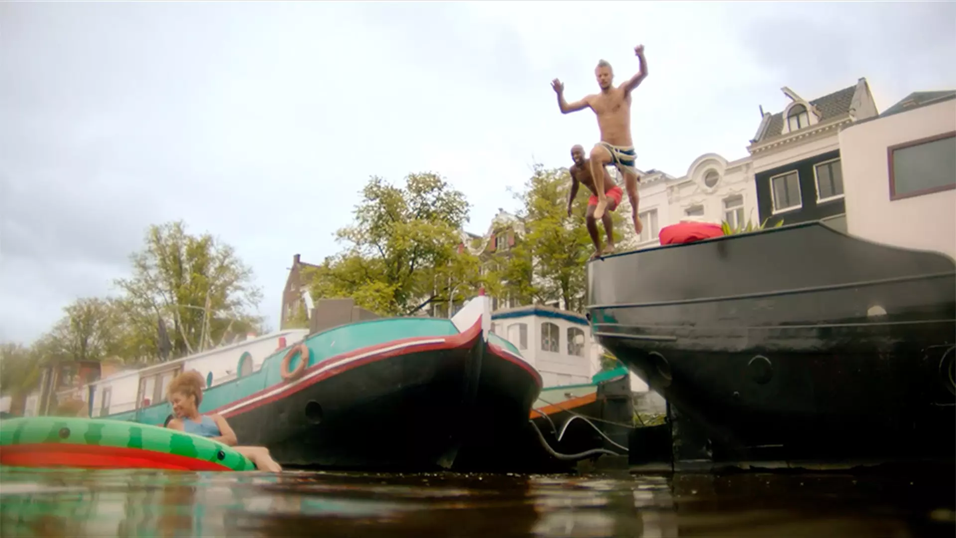 Amigos pulando do barco em comercial Amstel 