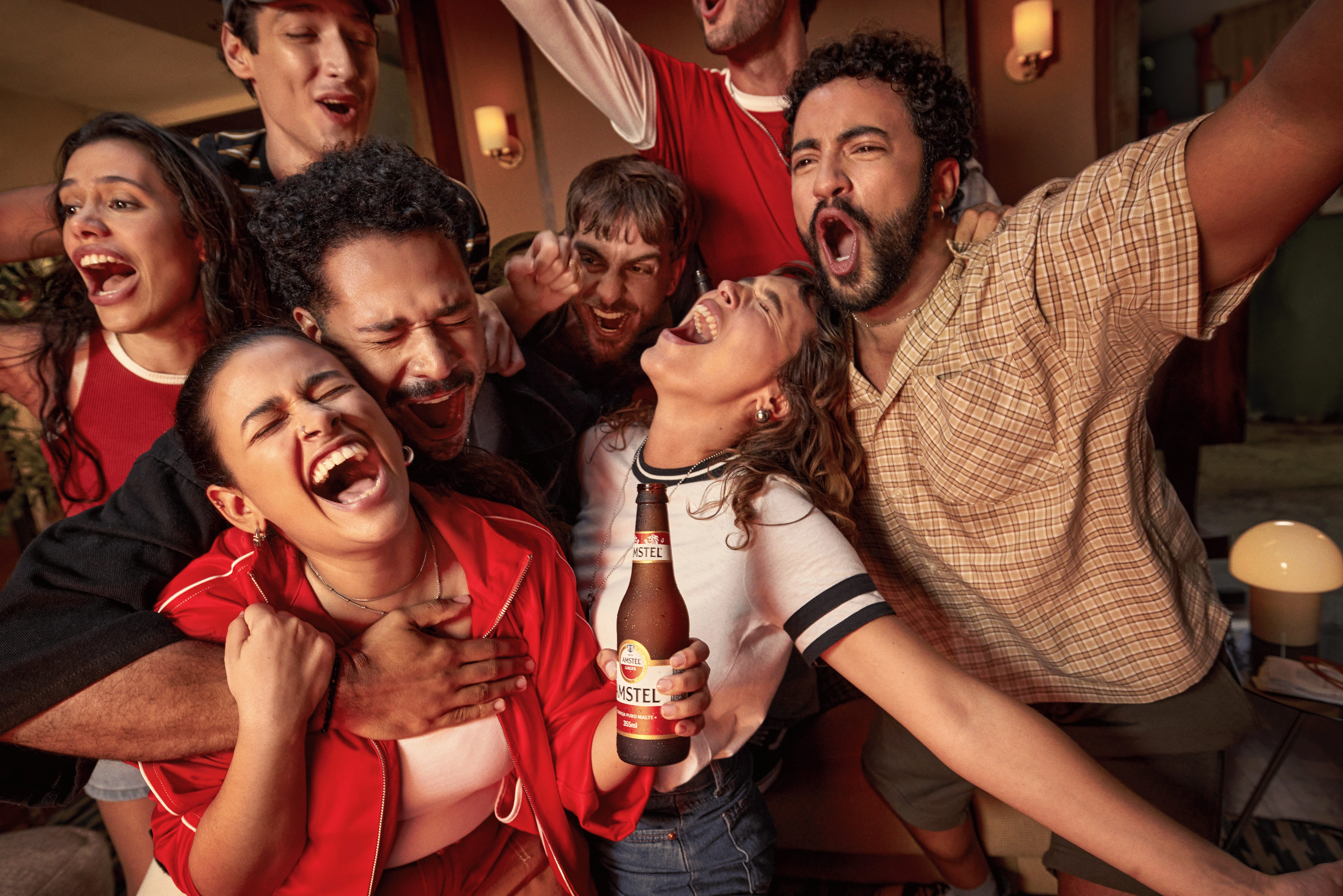 Grupo de jovens comemorando