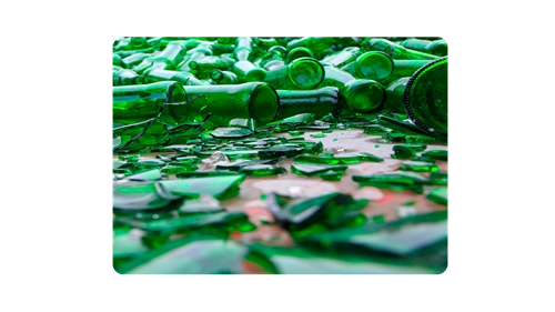 Imagem de cacos de garrafas verdes de vidro quebradas, refletindo luz e criando um visual colorido e fragmentado.